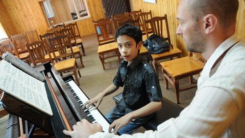 Klavierschüler in den Räumen des ANIM, Kabul 2011