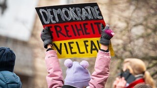 Demonstration mit Schild "Demokratie, Freiheit,Vielfalt"
