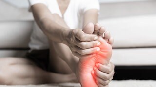Brennende rote Füße (Symbolbild): Schmerzen an der Fußsohle, Muskelkrämpfe in den Waden, Stiche in den Oberschenkeln: Millionen Menschen leiden unter solchen Symptomen. Ursache kann eine Polyneuropathie sein, eine Erkrankung der Nerven.