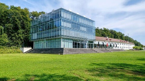 Nach Plänen der Hochschule könnte der Campus der Zeppelin Universität am Seemooser Horn vermietet werden