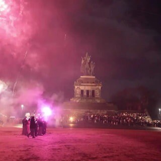 Viele Menschen auf einem Platz in Koblenz an Silvester