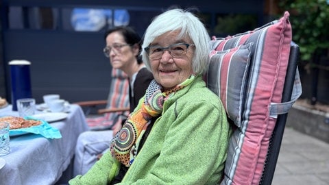 Anwohnerin Gabriele Schablitzki weiß, dass sie sich auf ihre Nachbarn in Jünkerath in der Eifel immer verlassen kann.