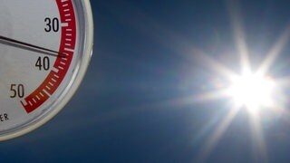 Die Sonne knallt und das Thermometer zeigt 36 Grad an.