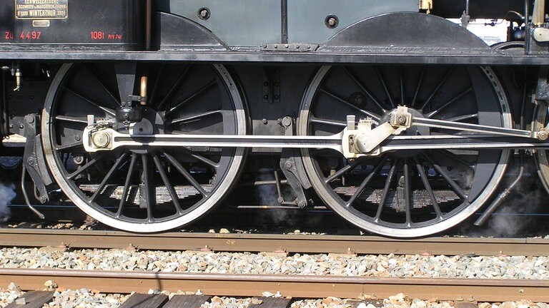 Die Lok A 35 705 ist ebenfalls eine Heißdampflok von SLM, Baujahr 1904, Höchstgeschwindigkeit 100 kmh, Länge üP 18,6 m. Auch sie wird duch SBB Historic eingesetzt.
