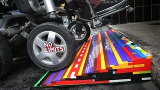Mit dem Rolli über Treppenstufen: Eine Rampe aus Legosteinen machts möglich