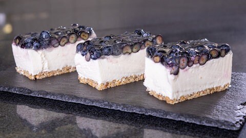 Kuchen ohne Backen: Fruchtige Heidelbeer-Schnitte