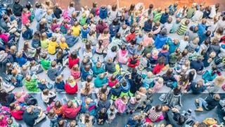 Kinderpublikum beim ARD Kinderhörspieltag aus der Vogelperspektive