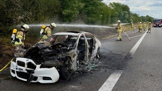 Feuerwehr Heilbronn löscht brennendes Fahrzeug auf der A6 bei Heilbronn 
