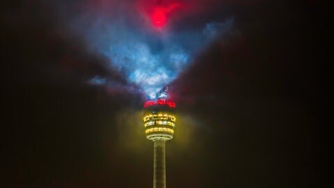 Stuttgarter Fernsehturm leuchtet im Nebel: Im Jahr 2026 wird das 70-jährige Jubiläum gefeiert.