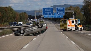 Auto landet bei Verkehrsunfall auf A5 bei St.Leon-Rot auf dem Dach