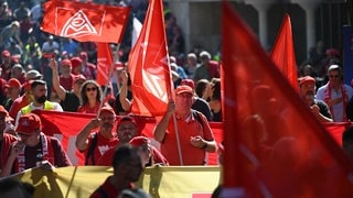 Menschen nehmen an einer Demonstration und Kundgebung der IG Metall im Vorfeld des Beginns der Tarifverhandlungen in der Metall- und Elektroindustrie teil.
