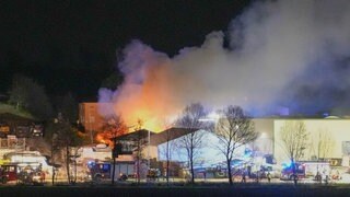Rauchsäule über einer brennenden Lagerhalle in Kirchardt (Kreis Heilbronn)