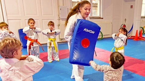 SWR1 Neuanfang: So wurde Mey Alasadi vom Mobbing Opfer zur Karate Meisterin. Im Training in der Karateschule von Mey Alasadi lernen die Kinder Schlagtechniken - und sie lernen auch, wie sie Schläge am besten abwehren und sich verteidigen können.