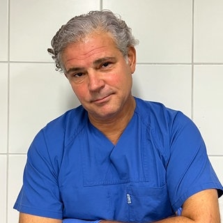 Rechtsmediziner und Bestsellerautor Prof. Dr. Michael Tsokos schaut direkt in die Kamera.