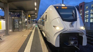 Im Hauptbahnhof Worms wartet die S6. Nach Angaben der Deutschen Bahn fällt die Hälfte der S-Bahnen auf der Linie S6 zwischen Ludwigshafen und Mainz während der Riedbahn-Sperrung in Südhessen weg.
