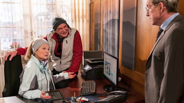 Heinz, Frau Heilert - beide im Laufdress - und Bernhard im Bürgermeistervorzimmer