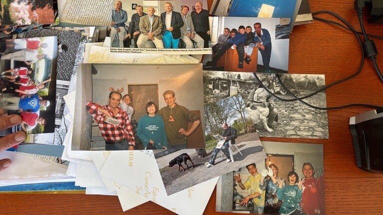 Alte Fotos des Streetworkers in seinem Büro 