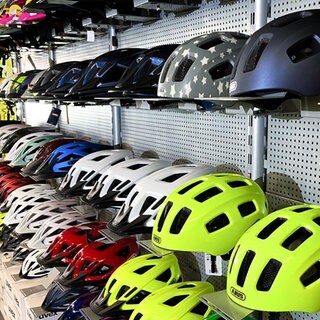 Fahrradhelme hängen an einem Regal