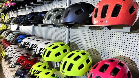 Fahrradhelme hängen an einem Regal