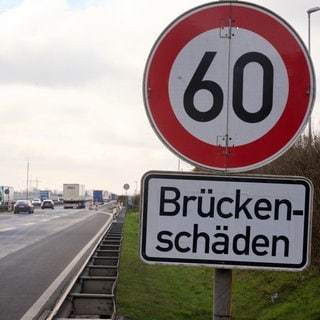 Ein Schild mit dem Wort "Brückenschäden": Tausende Brücken in Rheinland-Pfalz sind baufällig. Wie viele wurden schon erneuert und wie sicher sind sie noch?