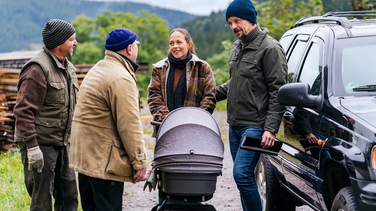 Sophie (Janina Flieger) mit Kinderwagen, Constantin (Robert Besta), Toni (Roland Frey) und Niki (Nikolaus König) vor dem Sägewerk