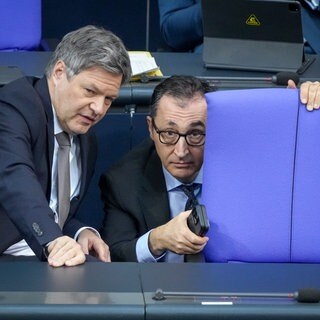 Robert Habeck (Bündnis 90Die Grünen, l), Bundesminister für Wirtschaft und Klimaschutz, und Cem Özdemir (Bündnis 90Die Grünen), Bundesminister für Ernährung und Landwirtschaft und Bundesminister für Bildung und Forschung, nehmen im Plenum des Bundestags im Reichstagsgebäude an der Sitzung teil.