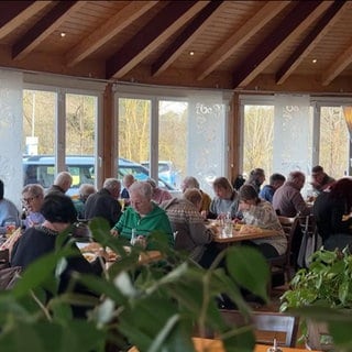 Senioren essen gemeinsam in einer Gaststätte