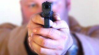 Blick in den Lauf einer Pistole: In Fürfeld ist ein Nachbarschaftsstreit dermaßen eskaliert, dass der eine den anderen Nachbarn erschießen wollte. (Symbolbild)