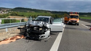 Auf der A81 bei Neuenstadt hat es am Montag einen schweren Unfall mit einem Lkw gegeben.