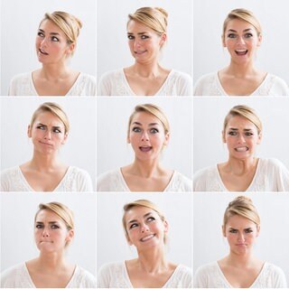 Im Gesicht einer jungen Frau spiegeln sich verschiedene Emotionen (Bildcollage): Nur sechs Basis-Emotionen? Forscher*innen sagen heute, dass es weit mehr gibt als Angst, Ekel, Trauer, Ärger, Überraschung und Freude. Wie und was wir fühlen, hängt von Situation und Individuum ab.