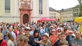 Der Rathausplatz ist voller Strohhut-Träger - der Gewinn der Stadtwette geht klar an Frankenthal.