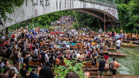 Stocherkahnrennen in Tübingen: Mehr als 40 Kähne nehmen jedes Jahr teil. 