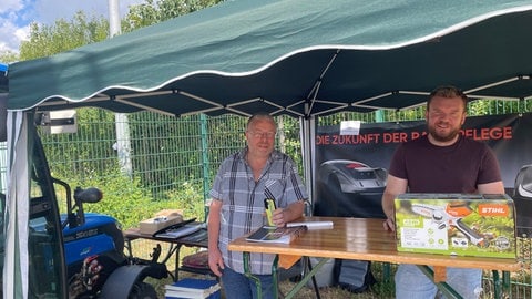 Andreas Ludwig und sein Sohn Dominik verkaufen und reparieren Landmaschinen in Trittenheim. 