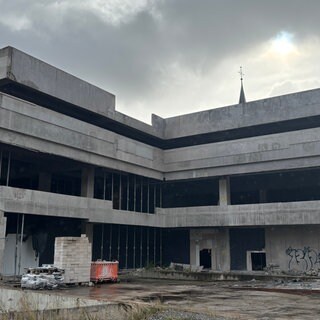 Die Ruine des ehemaligen Hertie-Gebäudes