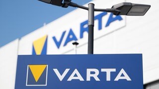 Das Varta-Logo ist an einem Gebäude am Sitz der Varta AG zu sehen. 