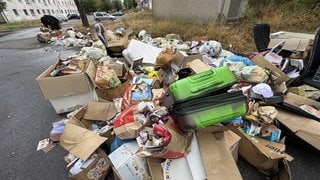 Koffer, Kartons, Bürostühle: Im Oak Garden liegt ein großer Haufen Müll.