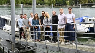 Studierende der HTWG Konstanz auf einem Steg am Seerhein: Sie haben "Fogcast" entwickelt, eine Wetterprognose für den Bodensee.