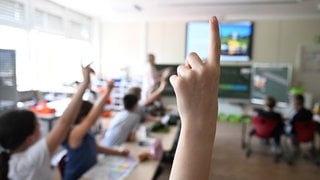 Schülerinnen und Schüler einer vierten Klasse beim Unterricht