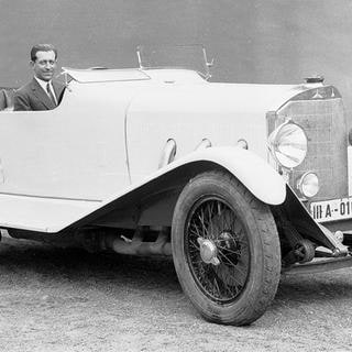 Adolf Rosenberger in einem Mercedes-Benz.