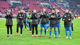 Hängende Köpfe bei den Spielern des 1. FC Heidenheim nach der 0:1-Niederlage beim FC Augsburg.