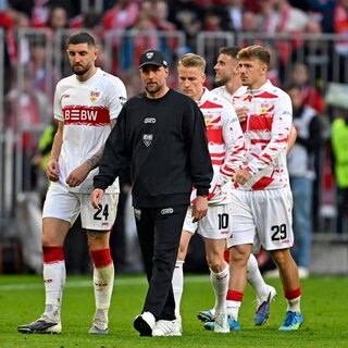 Traurige Gesichter bei Jeff Chabot, Trainer Sebastian Hoeneß, Chris Führich und Finn Jeltsch