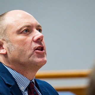 Der AfD-Politiker Joachim Paul will Oberbürgermeister in Ludwigshafen werden. Mit einer Beschwerde beim Oberverwaltungsgericht Koblenz will er einen Ausschluss von der Wahl verhindern.