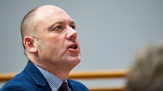 Der AfD-Politiker Joachim Paul will Oberbürgermeister in Ludwigshafen werden. Mit einer Beschwerde beim Oberverwaltungsgericht Koblenz will er einen Ausschluss von der Wahl verhindern.