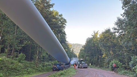 Weiter geht's: Windradteile auf dem Weg zum Roßkopfgipfel nach einer Zwangspause durch Starkregen.