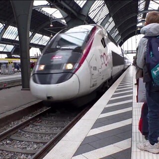 ein Schnellzug fährt in einen Bahnhof ein