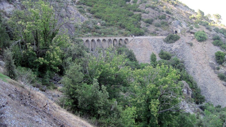 34 Viadukte, 29 Tunnel und 8 Brücken liegen auf der Bahnstrecke zwischen Bastia und Ajaccio.