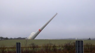 Ein Windrad in Höheinöd im Kreis Südwestpfalz neigt sich nach der Sprengung zur Seite