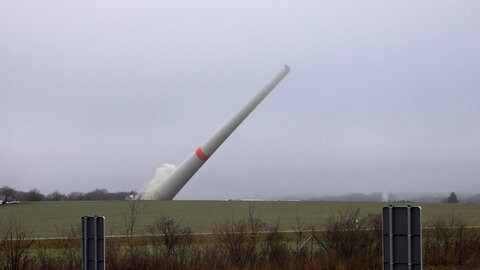 Ein Windrad in Höheinöd im Kreis Südwestpfalz neigt sich nach der Sprengung zur Seite