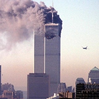 Ein entführtes Verkehrsflugzeug nähert sich dem World Trade Center. Am 11. September 2001 flog es in New York in den Wolkenkratzer, einem Wahrzeichen der Stadt.