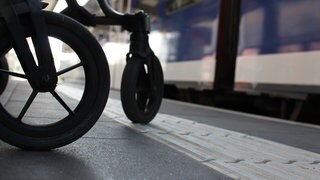Mit dem Rollator auf dem Bahnsteig: Nach dem Abschluss des Modernisierungsprogrammes am Stadtbahnhof in Friedrichshafen kein Problem mehr. 